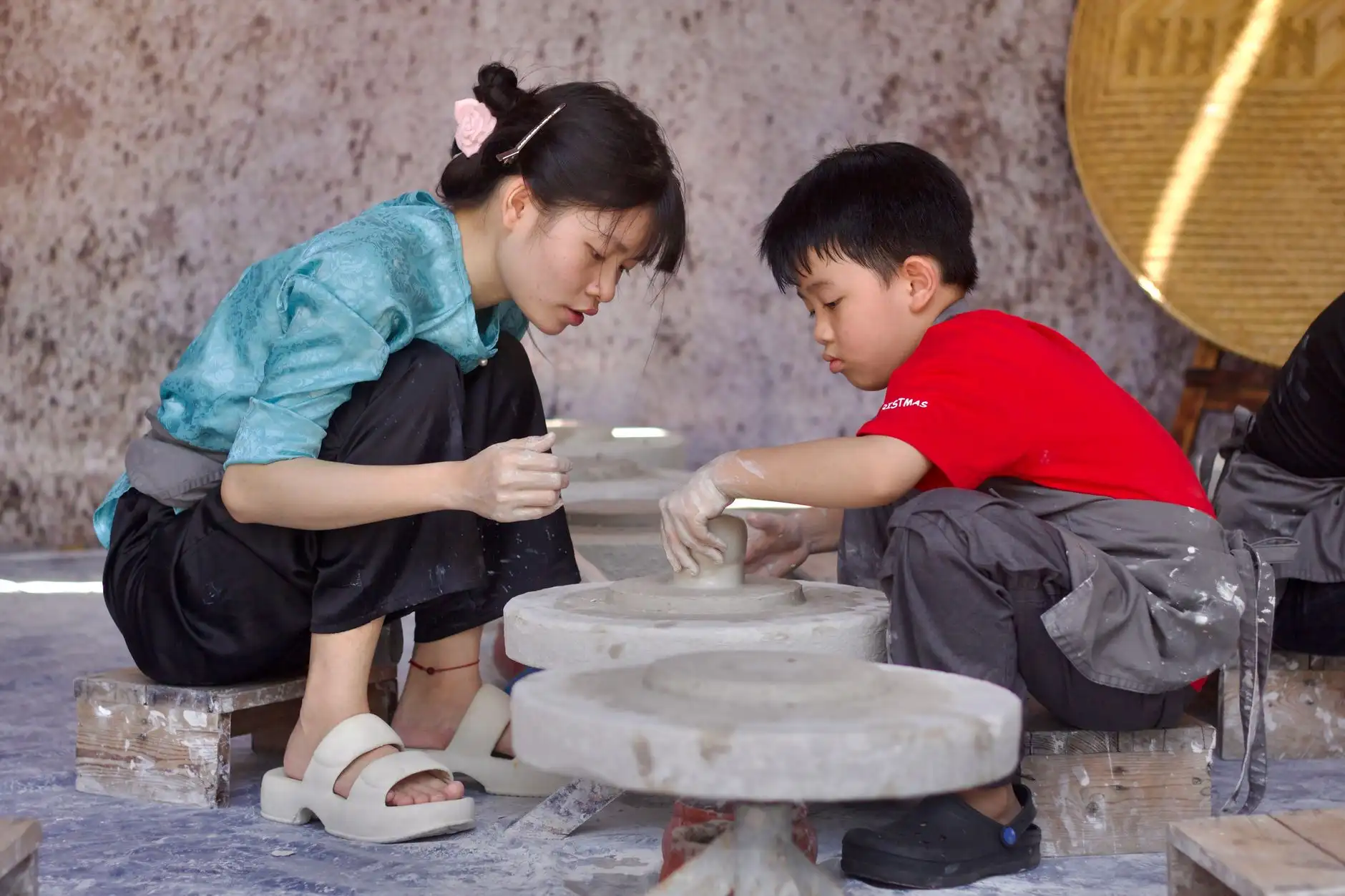 孕期美睫服务对比：普通胶水与防敏产品的差异分析