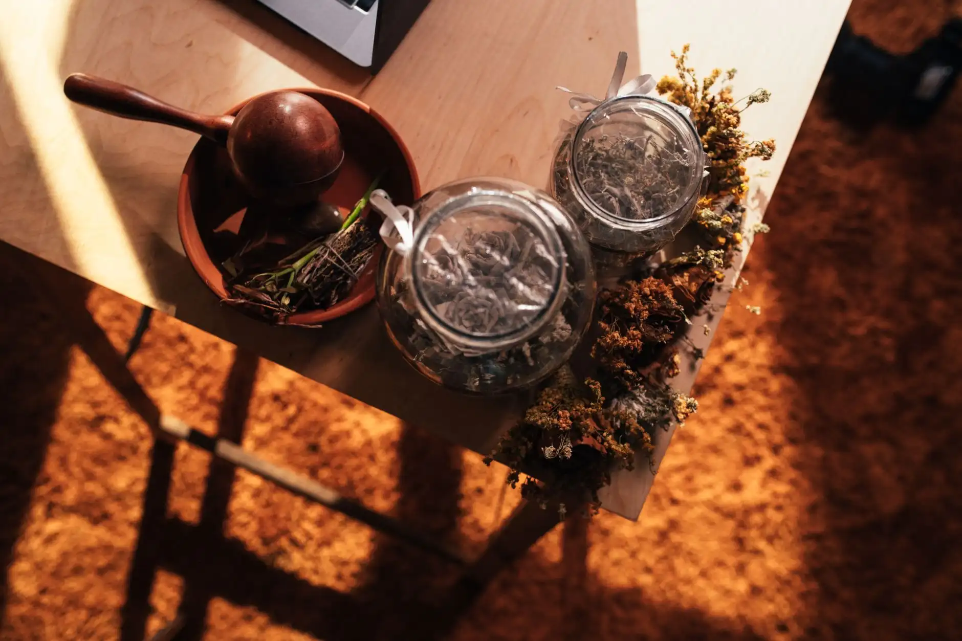 孕期美睫胶水安全标准与致敏成分解析